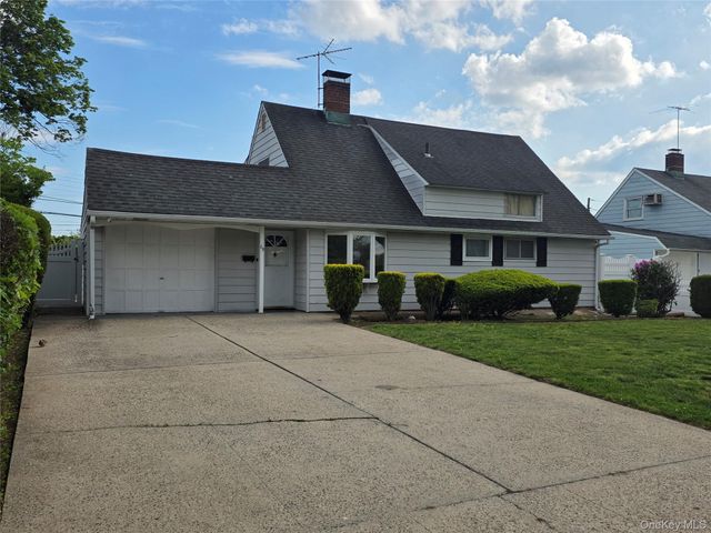 68 Summer Lane, Hicksville, NY 11801