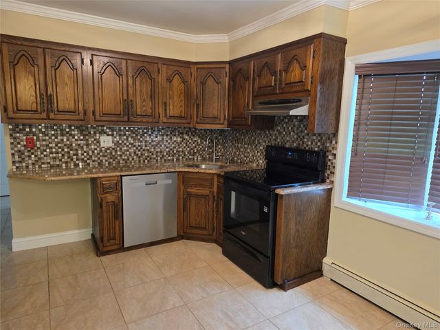 68 Summer Lane, Hicksville, NY 11801