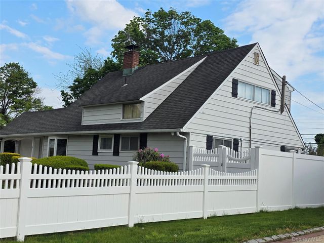 68 Summer Lane, Hicksville, NY 11801