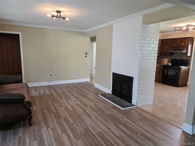 68 Summer Lane, Hicksville, NY 11801