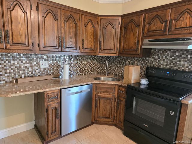 68 Summer Lane, Hicksville, NY 11801