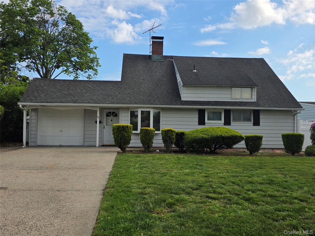 68 Summer Lane, Hicksville, NY 11801