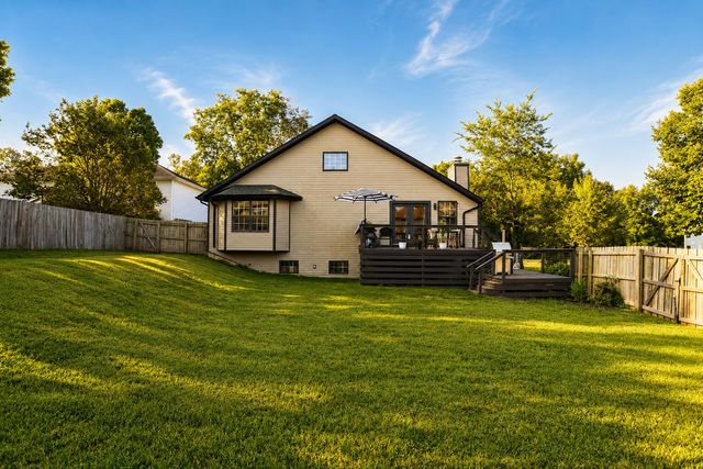 215 W Pine Hill Court, Nixa, MO 65714