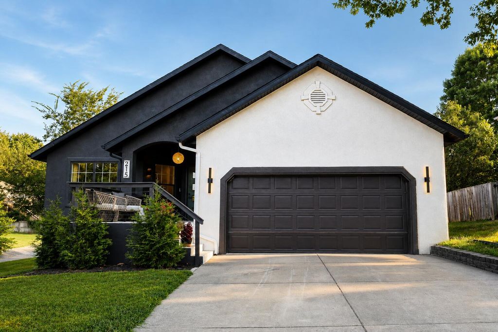 215 W Pine Hill Court, Nixa, MO 65714