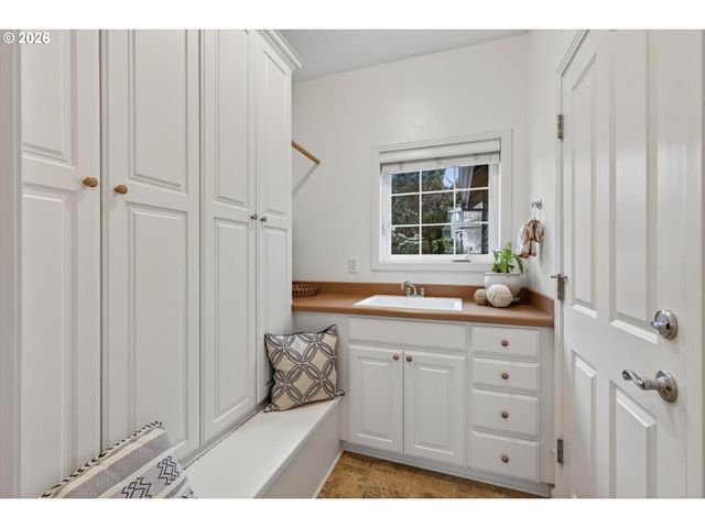 14024 Nw EAGLERIDGE Ln, Portland, OR 97229