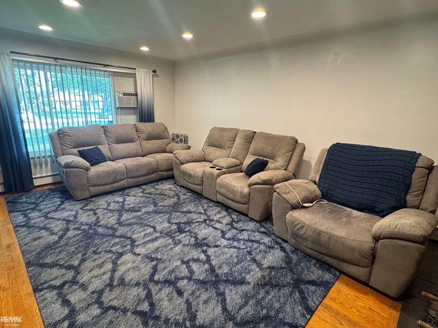 29210 Geraldine Court, Warren, MI 48093