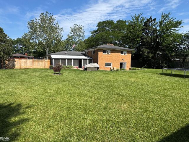 29210 Geraldine Court, Warren, MI 48093