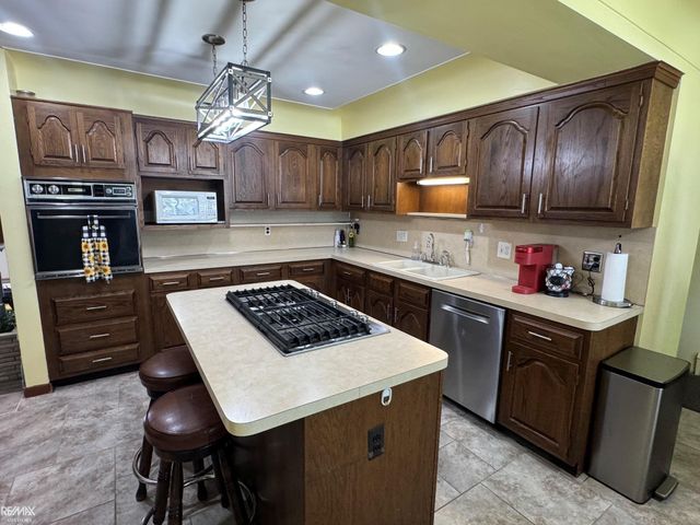 29210 Geraldine Court, Warren, MI 48093