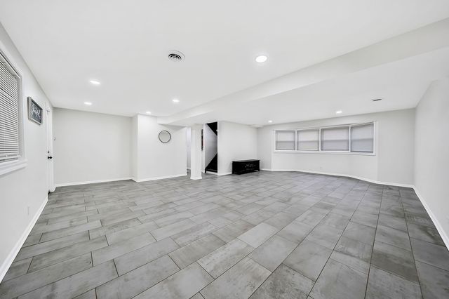 15923 Woodlawn East Avenue, South Holland, IL 60473