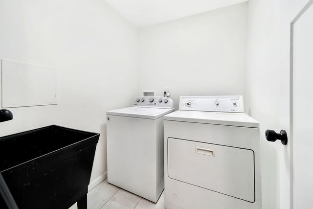 15923 Woodlawn East Avenue, South Holland, IL 60473