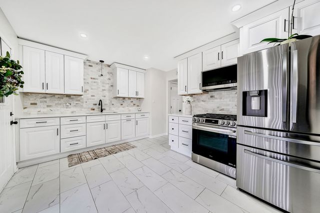 15923 Woodlawn East Avenue, South Holland, IL 60473