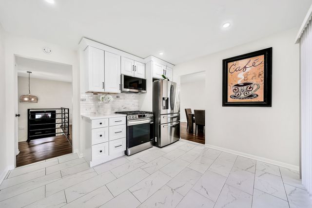 15923 Woodlawn East Avenue, South Holland, IL 60473