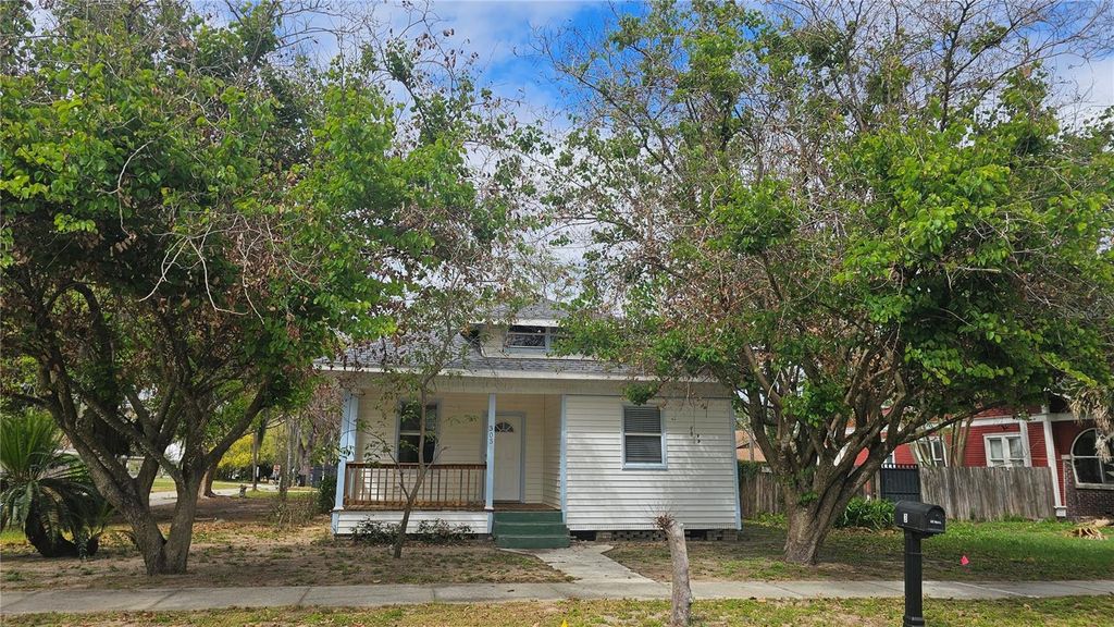 Image 2 of property listing at 305 AVENUE B NE, Winter Haven, FL 33881