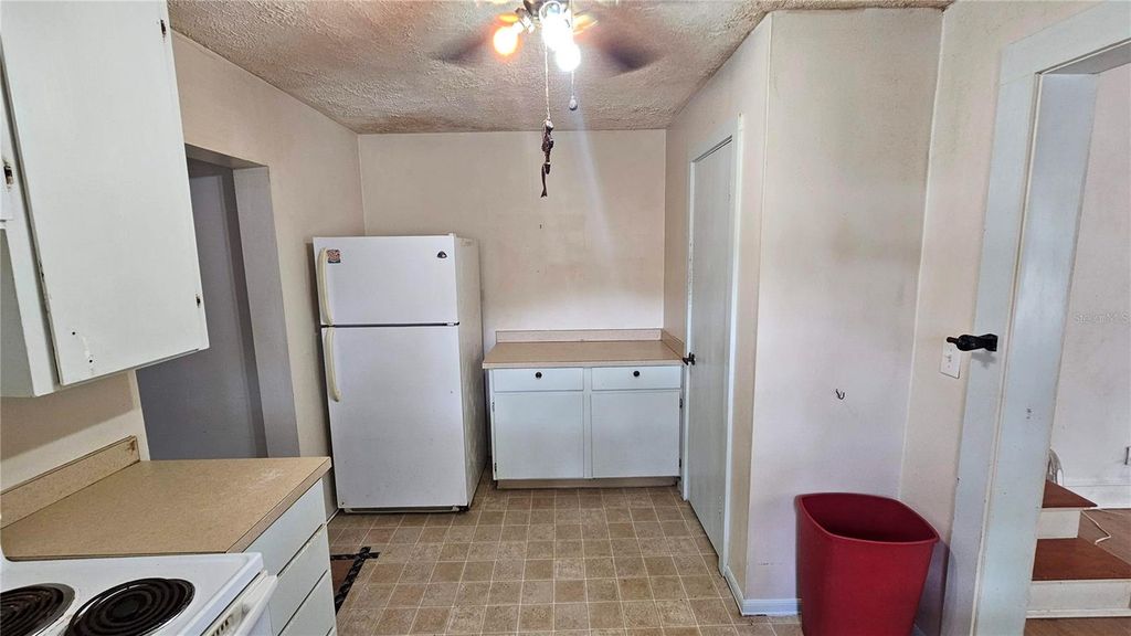 Image 11 of property listing at 305 AVENUE B NE, Winter Haven, FL 33881