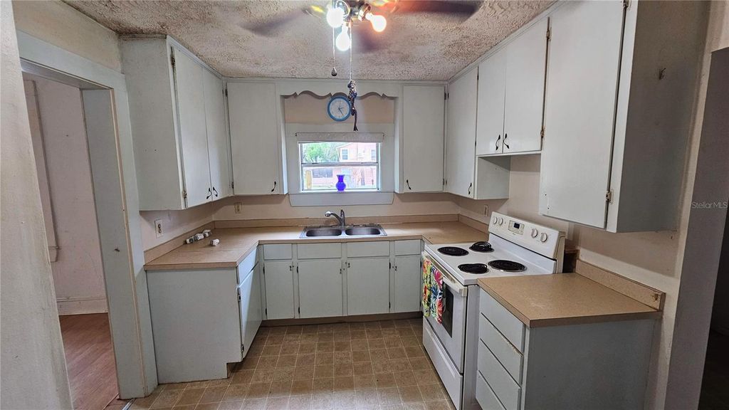 Image 12 of property listing at 305 AVENUE B NE, Winter Haven, FL 33881