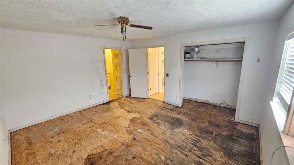 Image 13 of property listing at 305 AVENUE B NE, Winter Haven, FL 33881