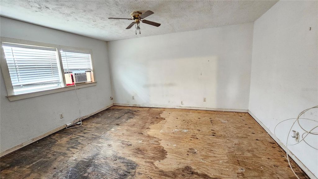 Image 14 of property listing at 305 AVENUE B NE, Winter Haven, FL 33881