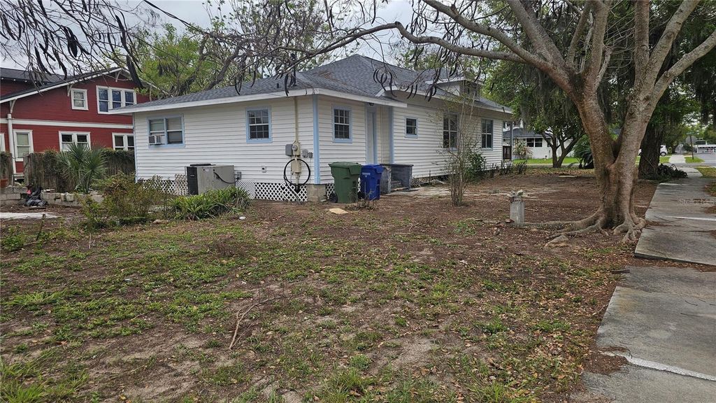 Image 4 of property listing at 305 AVENUE B NE, Winter Haven, FL 33881