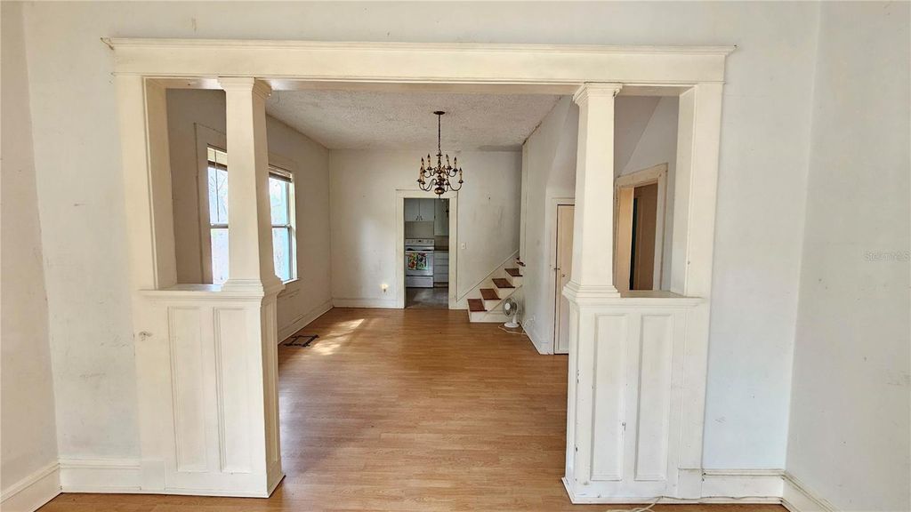 Image 7 of property listing at 305 AVENUE B NE, Winter Haven, FL 33881