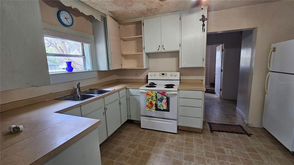 Image 10 of property listing at 305 AVENUE B NE, Winter Haven, FL 33881