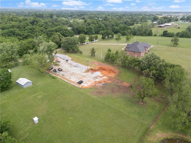 516 S Lake Road, Elm Springs, AR 72762