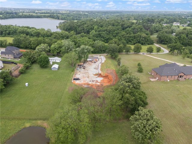 516 S Lake Road, Elm Springs, AR 72762