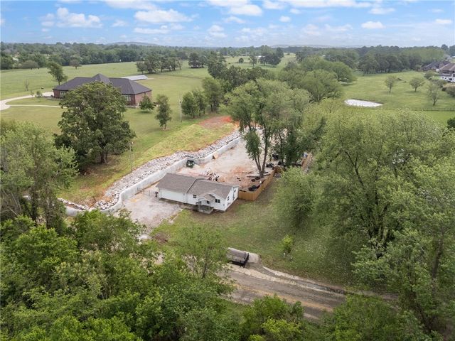 516 S Lake Road, Elm Springs, AR 72762