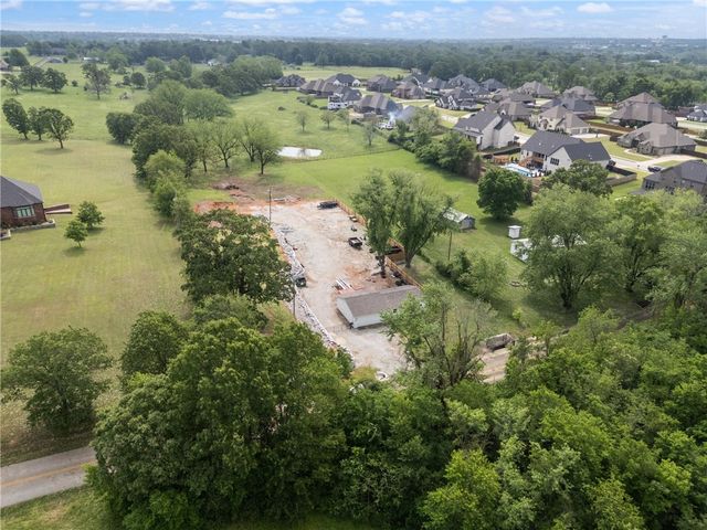 516 S Lake Road, Elm Springs, AR 72762