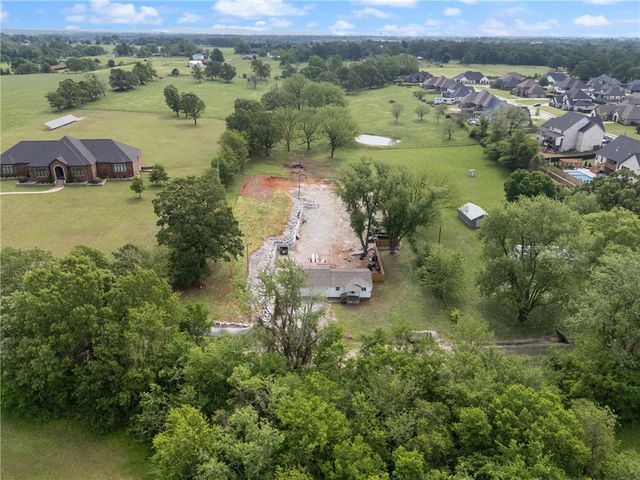 516 S Lake Road, Elm Springs, AR 72762