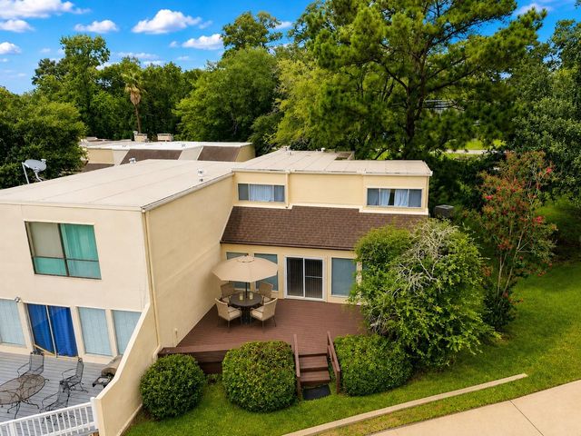 21 April Hill, Conroe, TX 77356