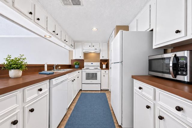 21 April Hill, Conroe, TX 77356