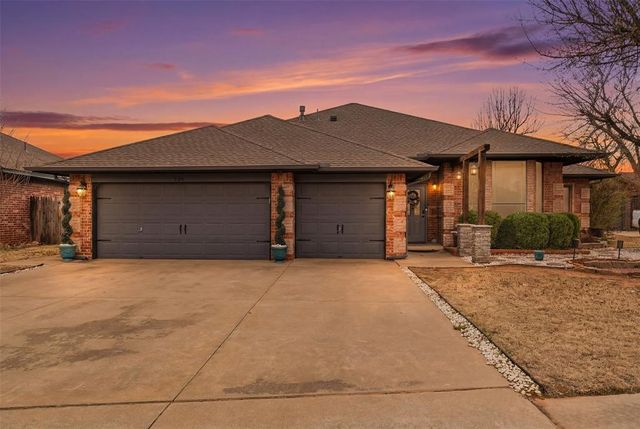 704 N Geronimo Way, Mustang, OK 73064