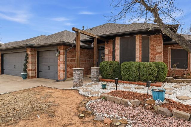 704 N Geronimo Way, Mustang, OK 73064