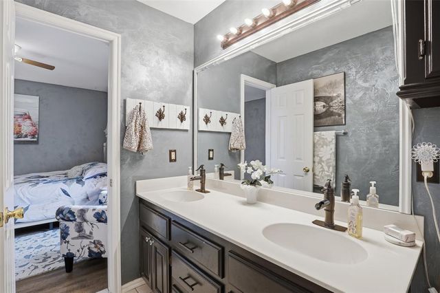 704 N Geronimo Way, Mustang, OK 73064