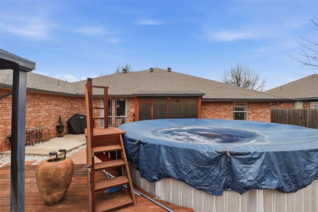 704 N Geronimo Way, Mustang, OK 73064