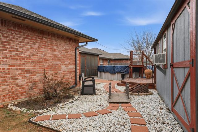 704 N Geronimo Way, Mustang, OK 73064