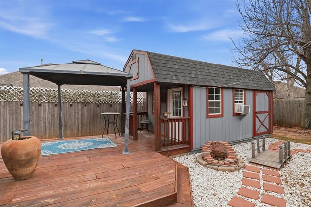 704 N Geronimo Way, Mustang, OK 73064