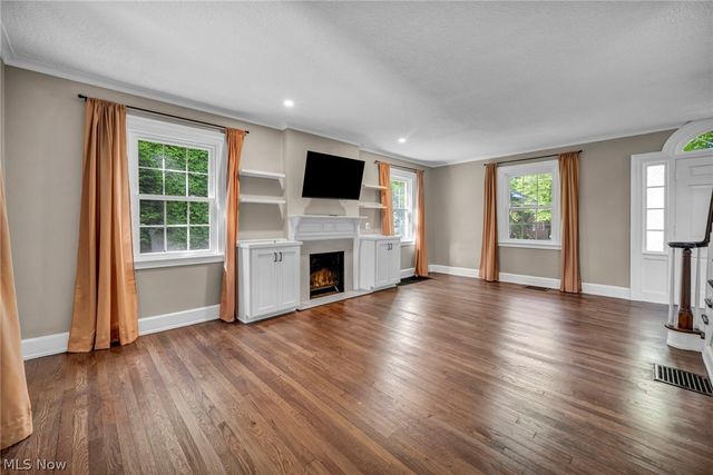 137 N Rose Boulevard, Akron, OH 44302
