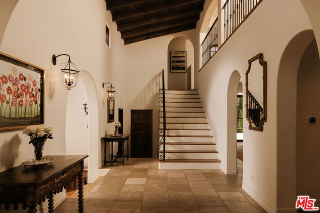 124 N Woodburn Drive, Los Angeles, CA 90049