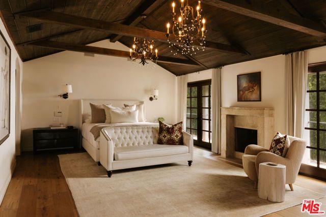 124 N Woodburn Drive, Los Angeles, CA 90049