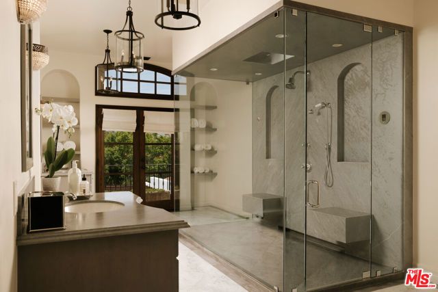 124 N Woodburn Drive, Los Angeles, CA 90049