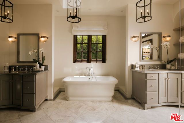 124 N Woodburn Drive, Los Angeles, CA 90049