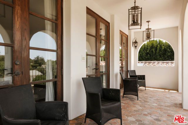 124 N Woodburn Drive, Los Angeles, CA 90049