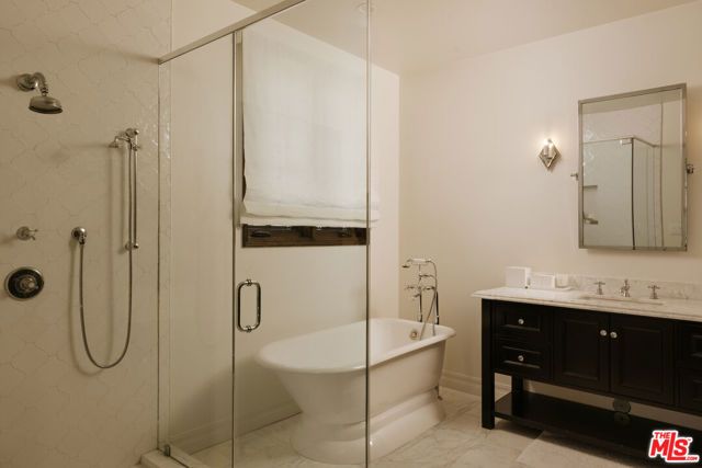 124 N Woodburn Drive, Los Angeles, CA 90049