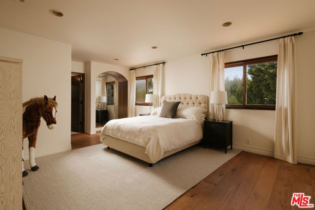 124 N Woodburn Drive, Los Angeles, CA 90049