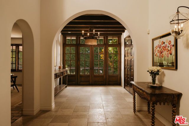 124 N Woodburn Drive, Los Angeles, CA 90049