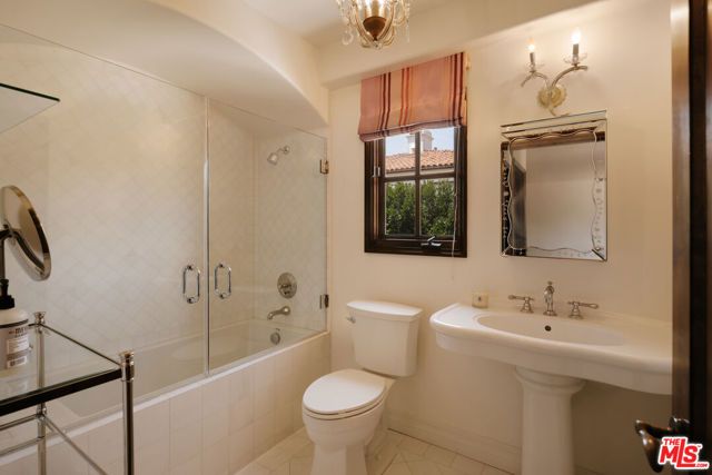 124 N Woodburn Drive, Los Angeles, CA 90049