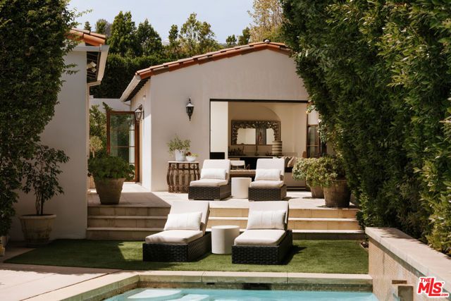 124 N Woodburn Drive, Los Angeles, CA 90049