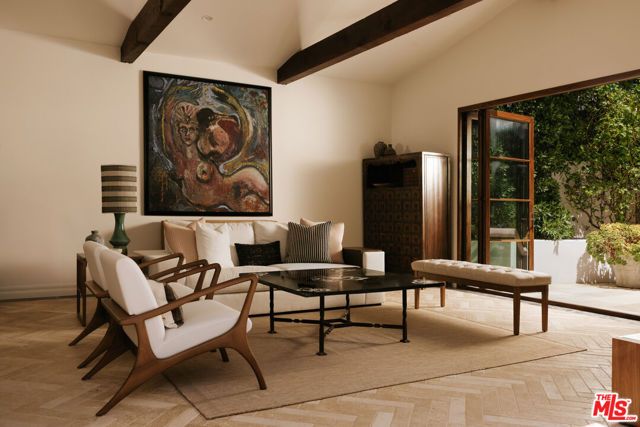 124 N Woodburn Drive, Los Angeles, CA 90049