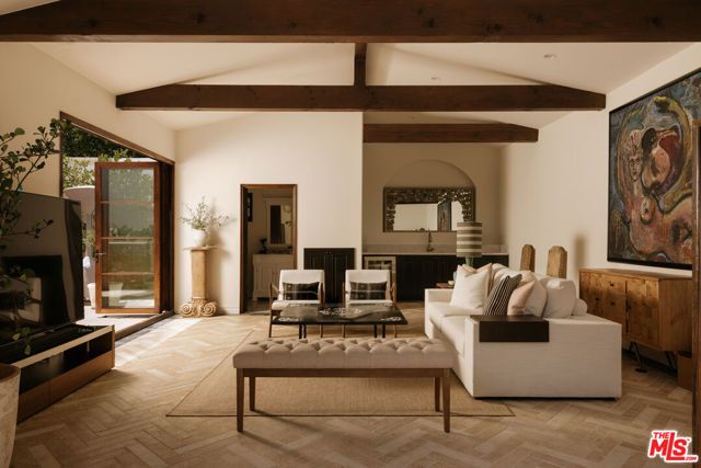 124 N Woodburn Drive, Los Angeles, CA 90049